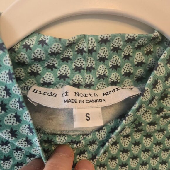 Birds of North America Nunchie strawberry print top - Picture 4 of 5